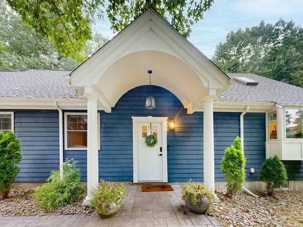 345 Lowell St, Reading, MA 01867