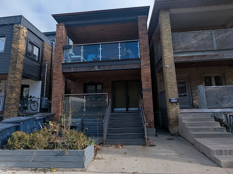 2132 A Dundas St W #LOWER — Photo 1