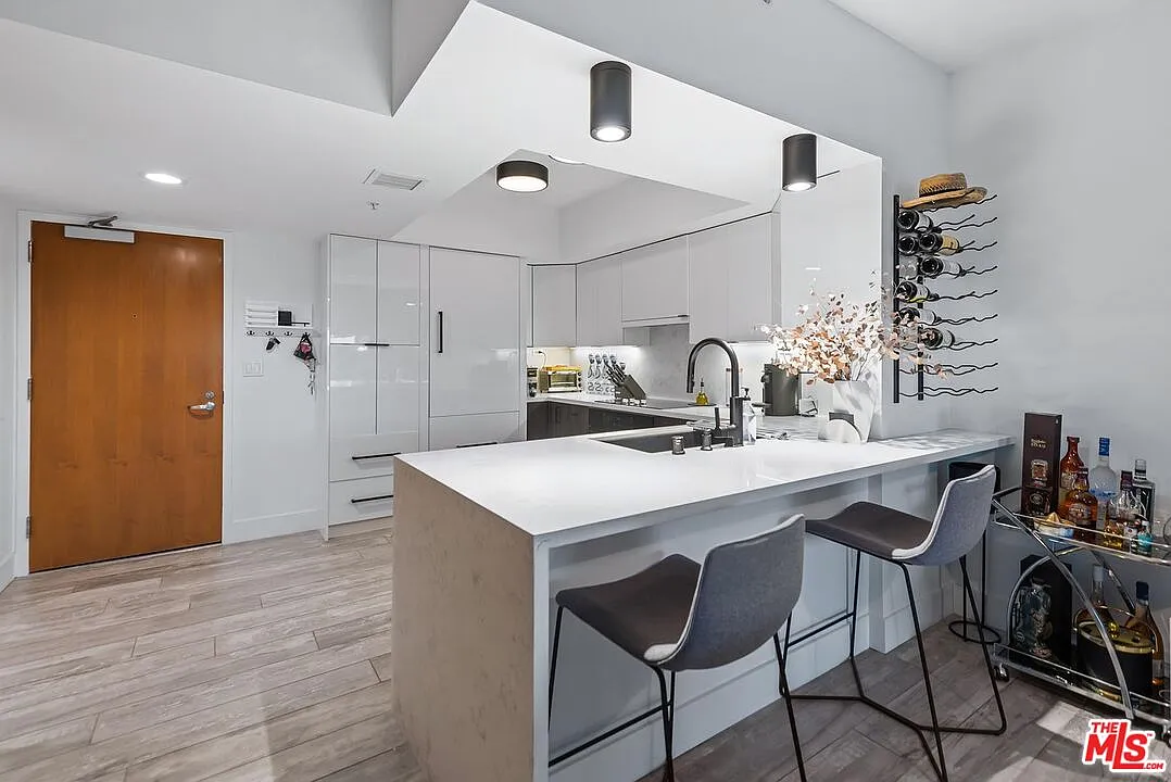 1 bed, 1.5 bath, 997 sqft, $4,850 — Photo 3