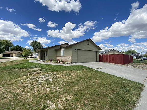 3rd image of 790 Willow Dr
