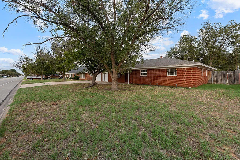 4 bed, 2.0 bath, 2207 sqft, $2,700 — Photo 3