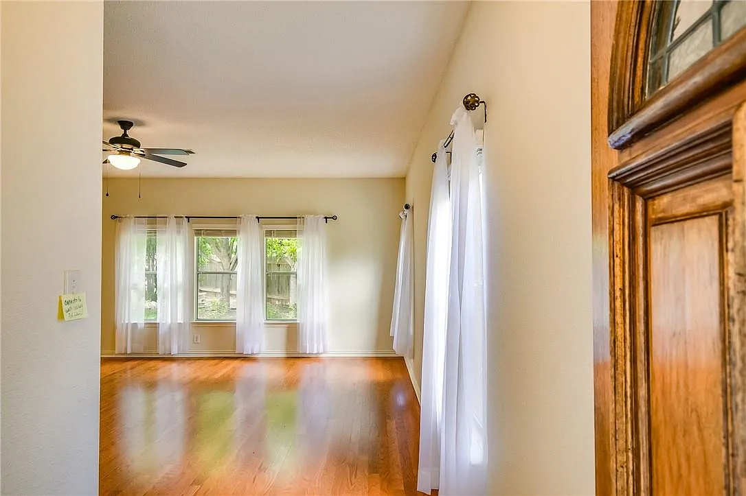 3 bed, 2.0 bath, 1929 sqft, $2,499 — Photo 4