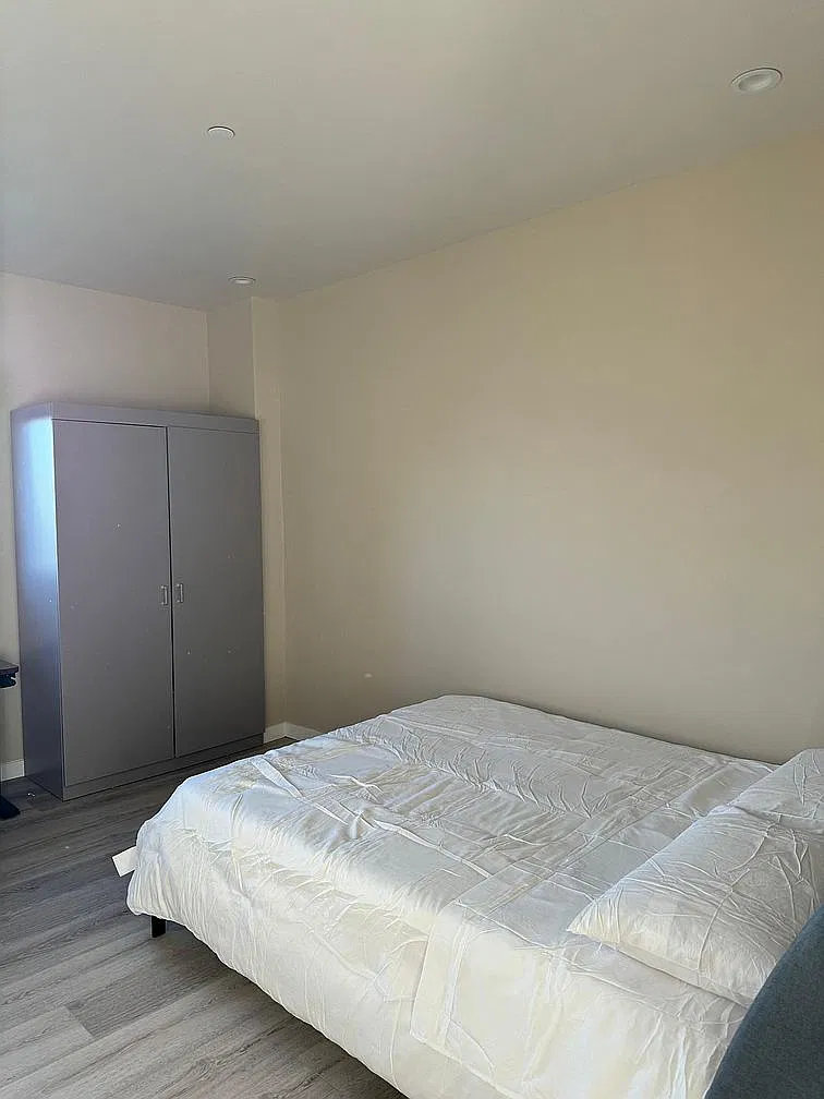 12 bed, 2000 sqft, $1,250 — Photo 2