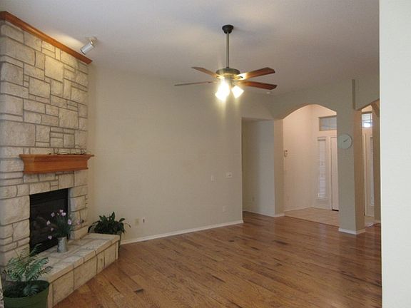3rd image of 601 Hedgewood Dr