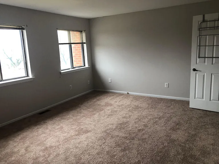 131 Caernarvon Ct — Photo 33