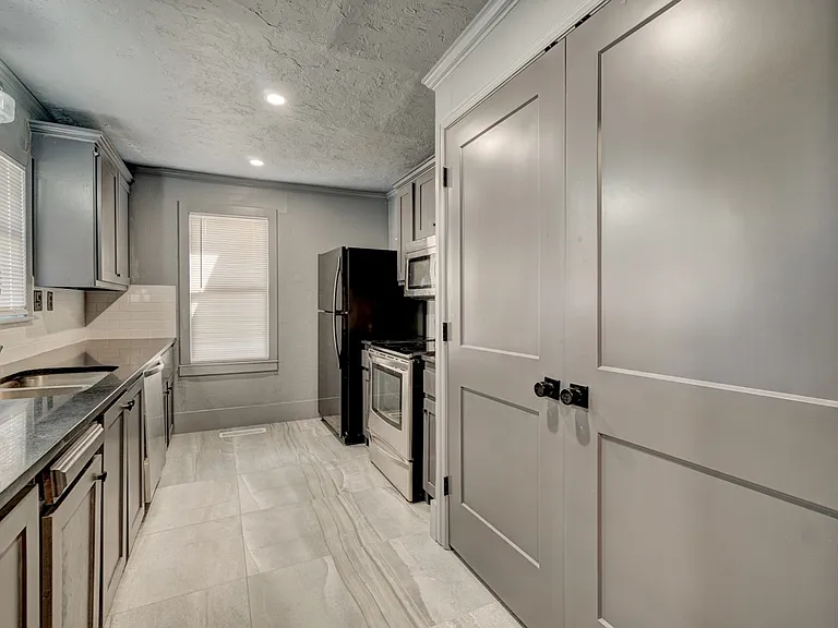212 E Lindsey St — Photo 5
