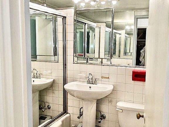 4th image of 135 E 54th St APT 4A