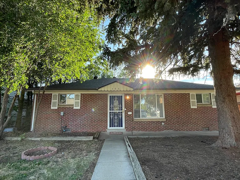385 Yates St — Photo 2