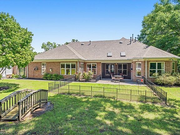 3rd image of 275 Shady Oaks Dr