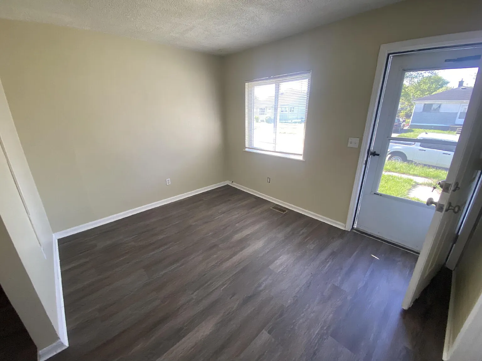 2 bed, 1.0 bath, 561 sqft, $1,200 — Photo 4