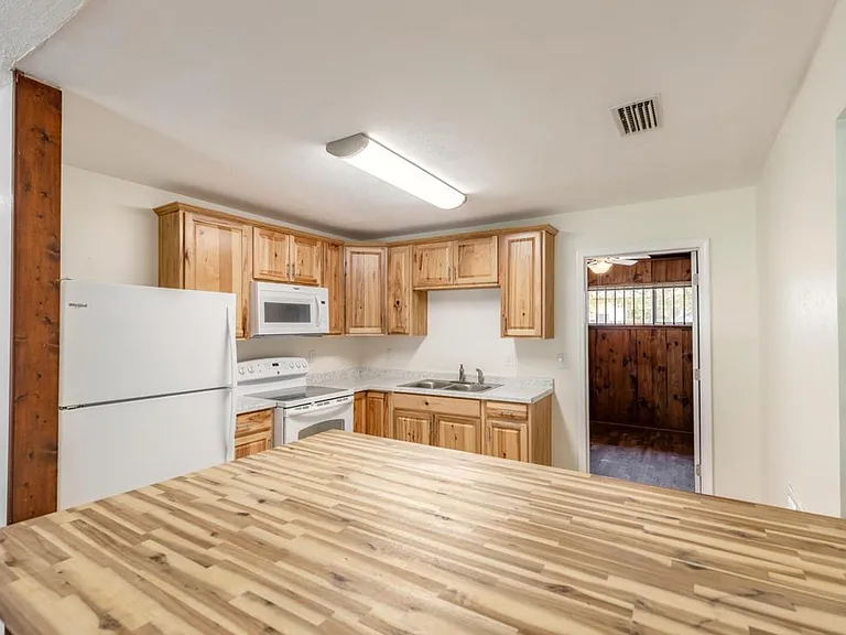 1584 Valencia Ave — Photo 8