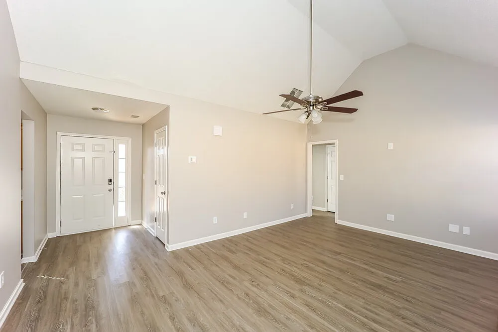 3 bed, 2.0 bath, 1307 sqft, $2,025 — Photo 4