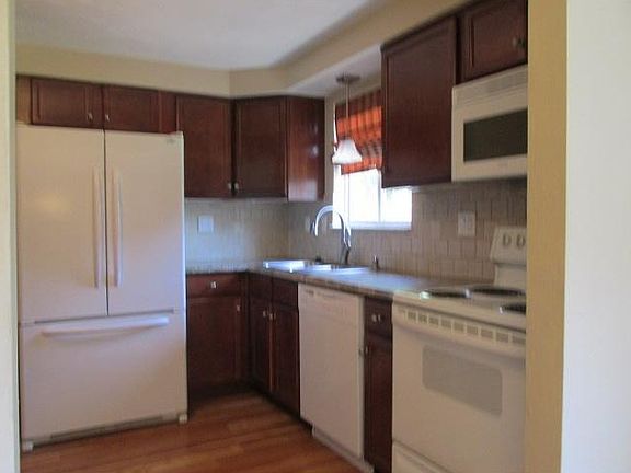 5th image of 37 Fitch Ln