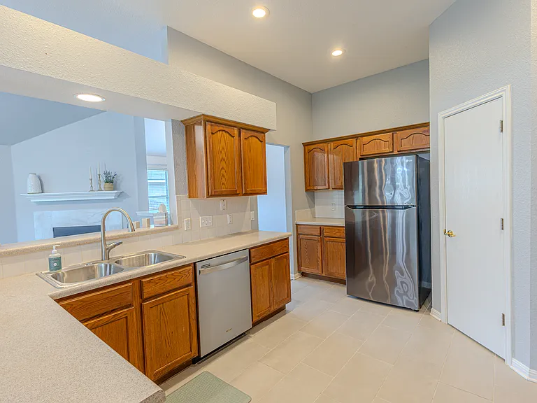 208 Discovery — Photo 21