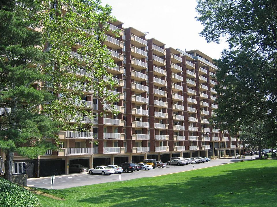 1st image of 1300 Army Navy Dr APT 104