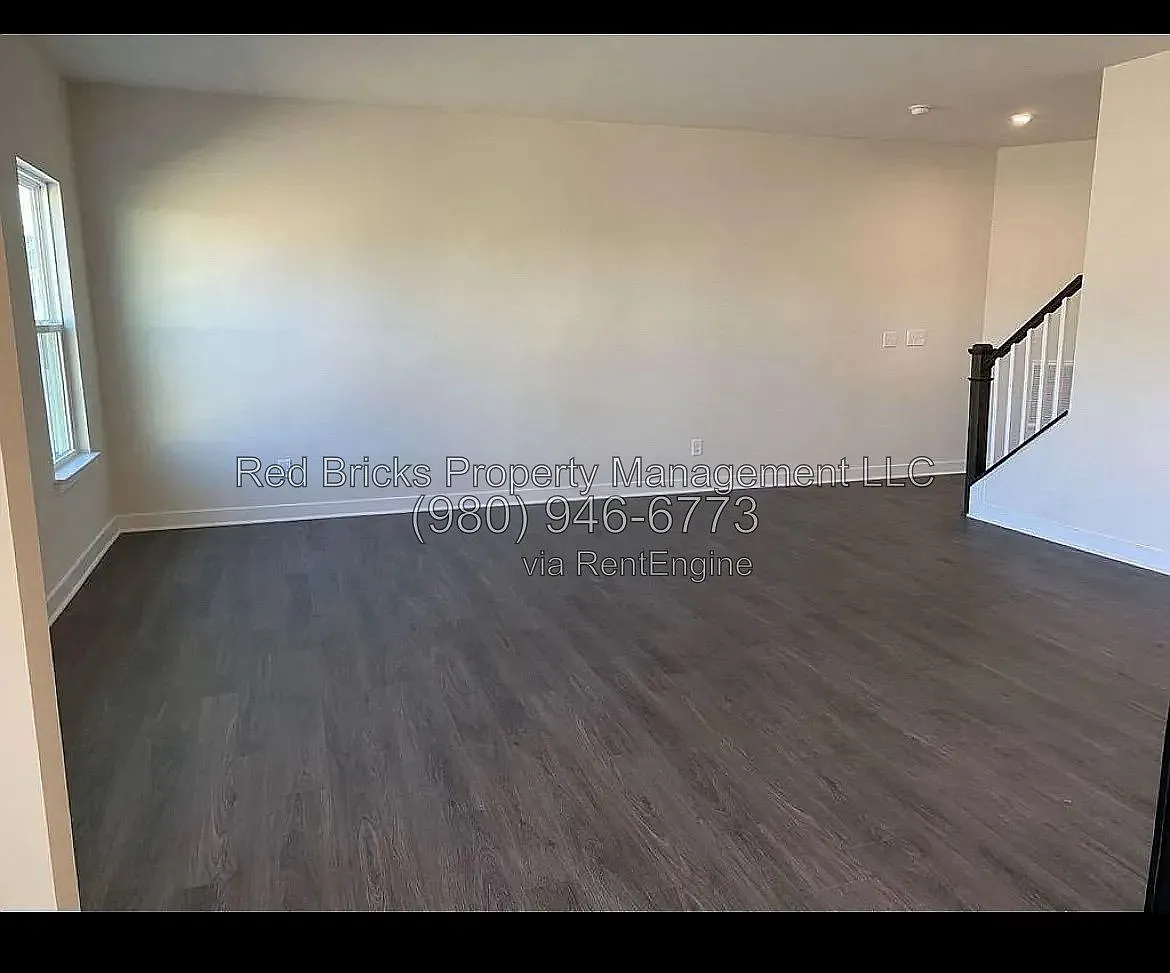 3 bed, 2.5 bath, 1838 sqft, $2,350 — Photo 3