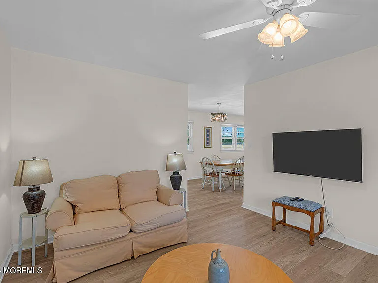 137 Marcellus Ave — Photo 4