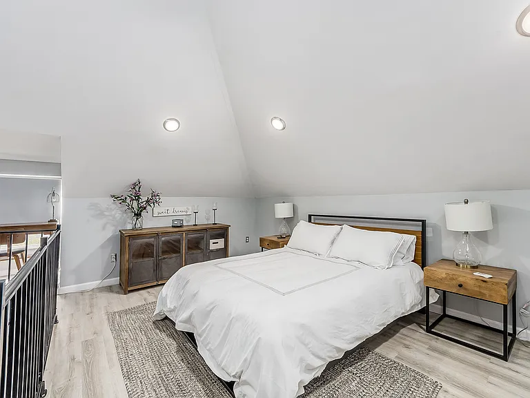 880 Harrison Ave — Photo 22