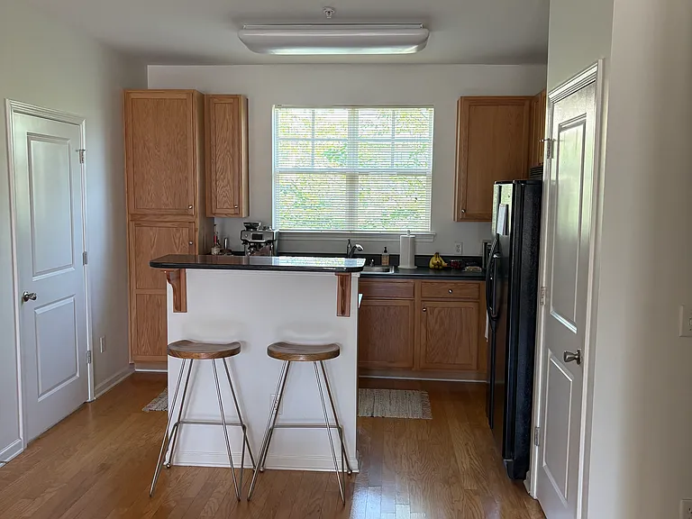 1576 Walnut View Dr — Photo 2