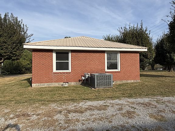 2nd image of 106 Fountain Head Rd