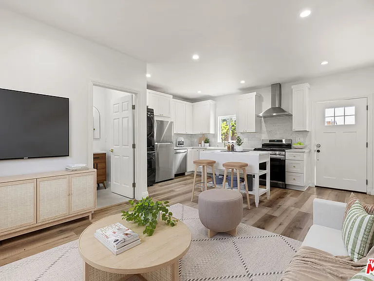 8017 Airlane Ave — Photo 3