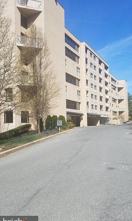 1st image of 1704 N Park Dr APT 505