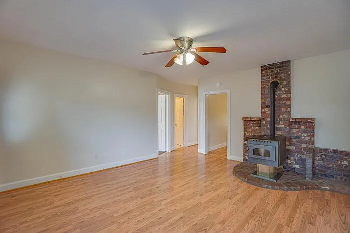 944 Dale St — Photo 10