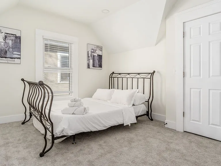 16 Montrose Ave — Photo 41