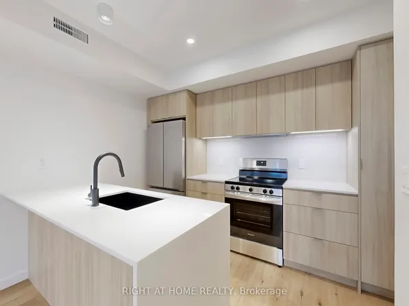 14 Salem Ave #2, Toronto, ON M6H 3C1