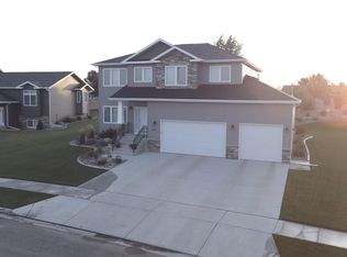 3915 Lone Peak Dr, Bismarck, ND 58503
