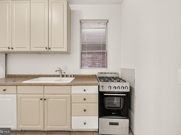 3rd image of 1102 K St SE
