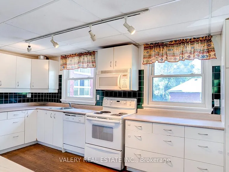 47 Ranleigh Ave #301 — Photo 1