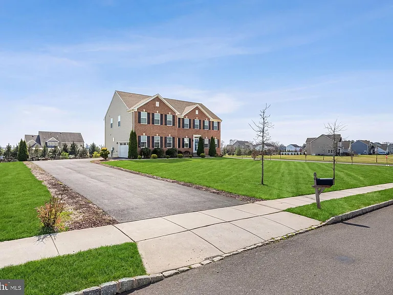40 Gina Dr — Photo 2