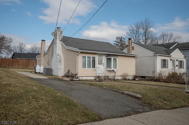 126 Hiawatha Blvd photo 1