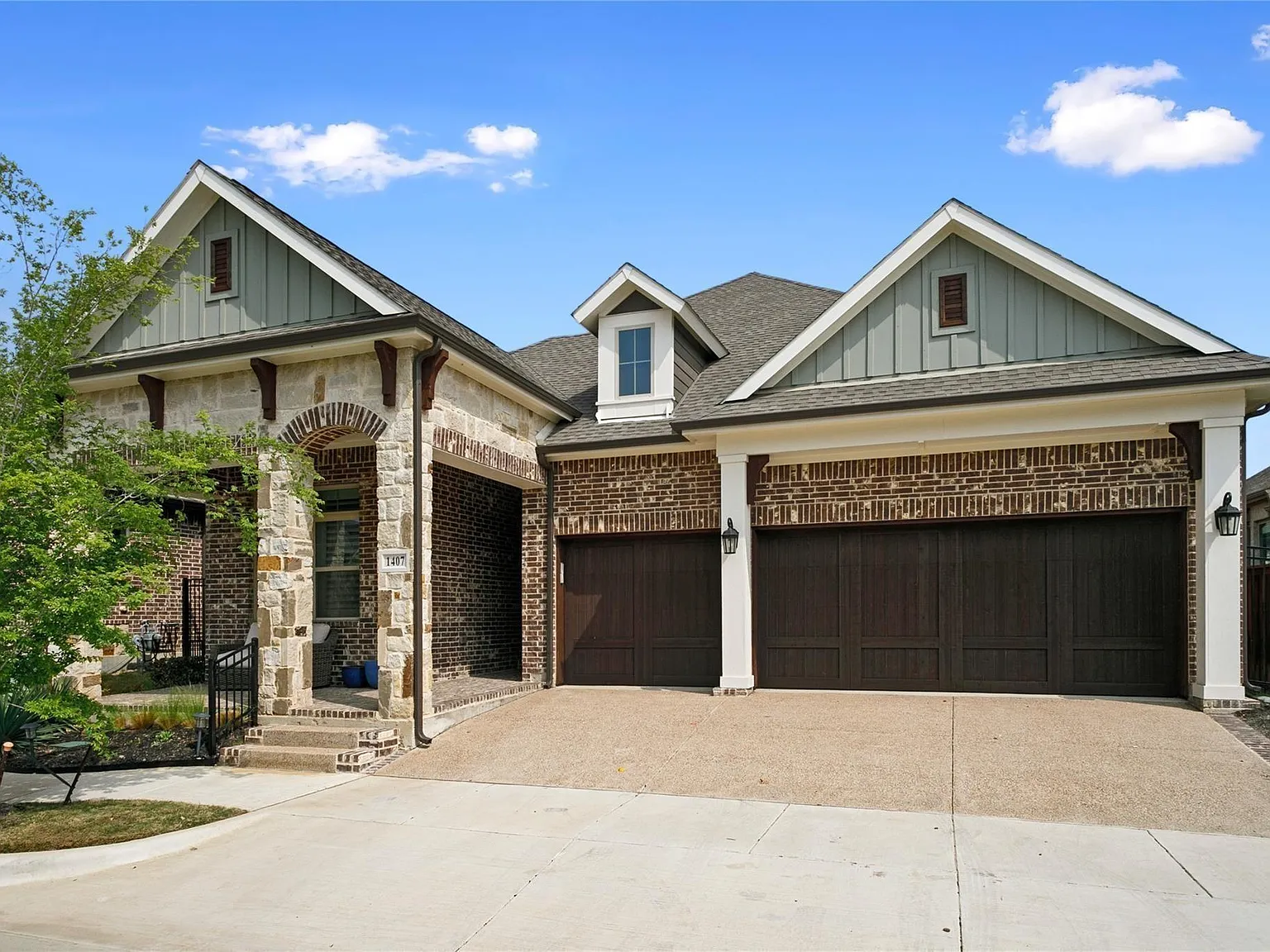 4 bed, 2709 sqft, $4,400 — Photo 1