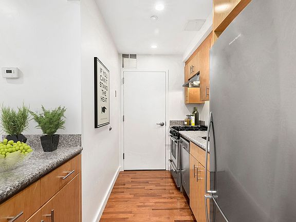 5th image of 400 15th St APT 4A
