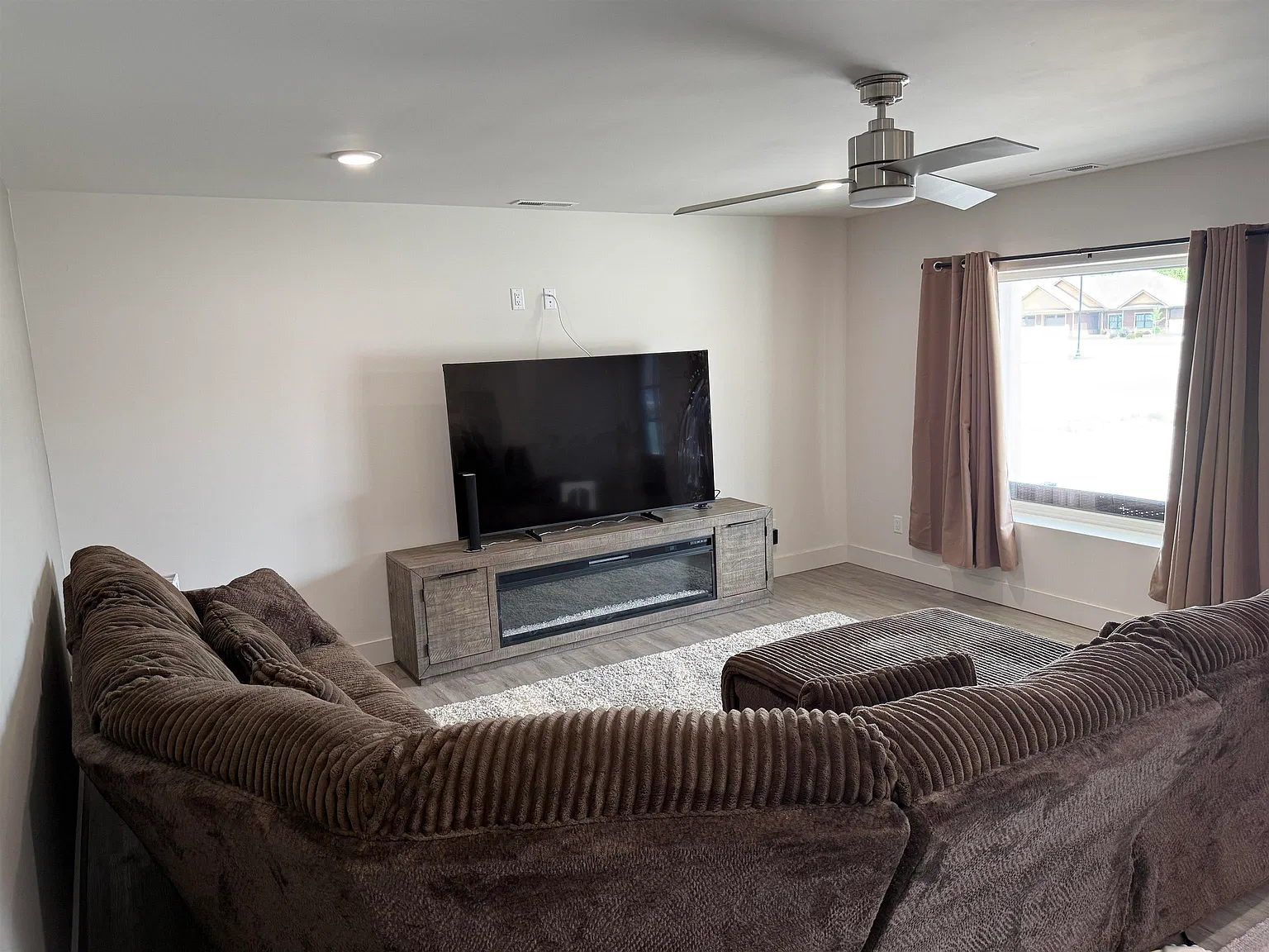 3 bed, 2.0 bath, 7222 sqft, $2,800 — Photo 2