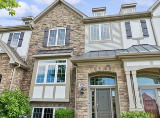 320 Castle Cir, Carol Stream, IL 60188