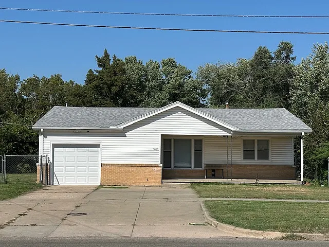 2602 E Pawnee Ave — Photo 1