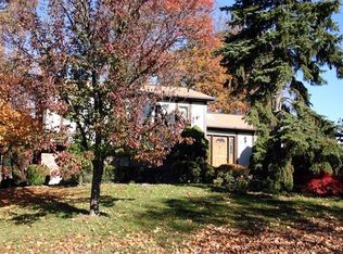 8 Emerald Dr, Valley Cottage, NY 10989