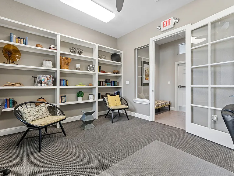 Point Royale Apartments — Photo 43