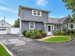 178 Central Park Rd, Plainview, NY 11803