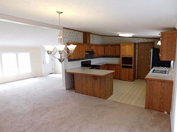 Large kitchen lots of cupboards