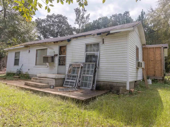 370 Graham Dr, Selmer, TN 38375