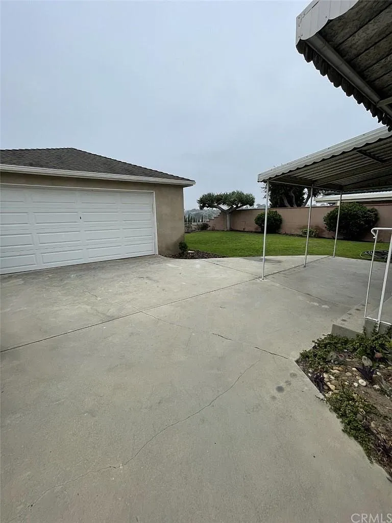 3 bed, 1161 sqft, $4,350 — Photo 3