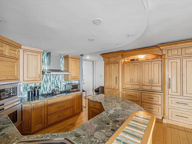 65 E India Row #26F — Photo 15