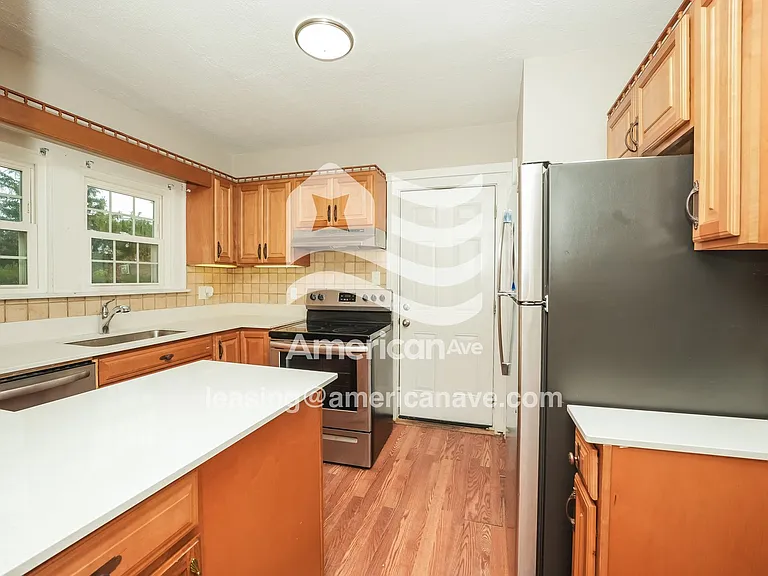 1403326_007_kitchen_7.jpg