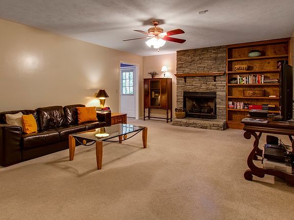 Fireplace w/ gas logs in LR