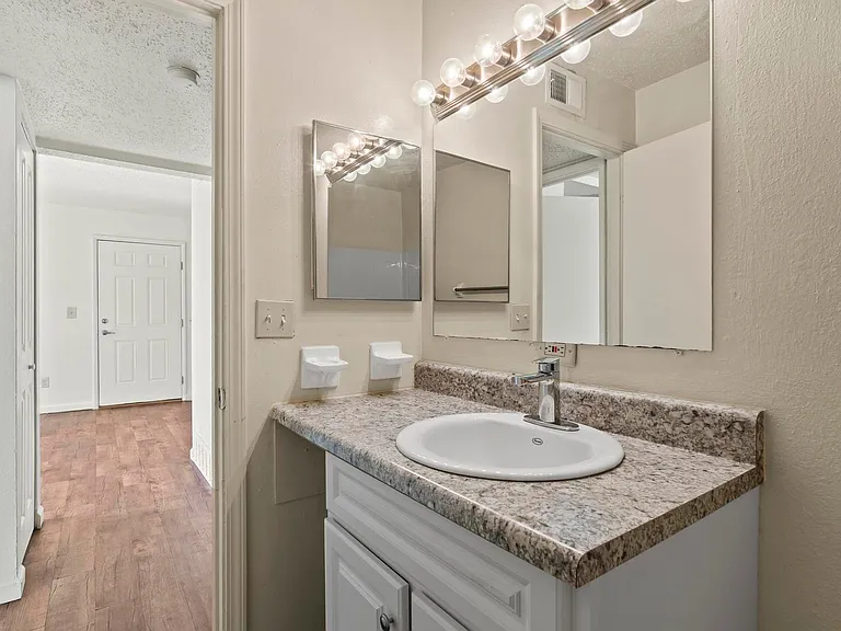 Westport Crossing Apartments — Photo 43