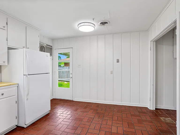 1918 Orchid St — Photo 18